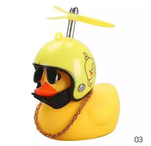 Ornements de voiture mignons : Canard jaune, libellule en <span class=keywords><strong>bambou</strong></span>, cloche, klaxon avec casque pour moto, vélo et décoration automobile - Product Image 5