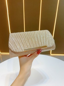Nuevo Bolso de Mano de Lujo Portátil con Textura Arrugada, Cartera de Noche Pequeña con Proceso de Perforación en Caliente, Cierre de Cremallera y Cadenas para Mujer - Product Image 2