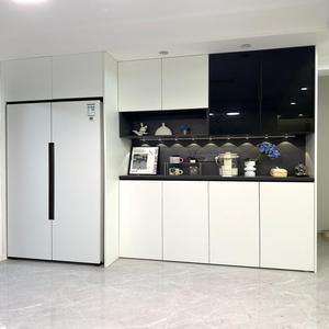 Credenza da Pranzo Minimalista Italiana Personalizzata con Spazio Riservato per Frigorifero, Mobile di Lusso per la Casa con Superficie Liscia - Product Image 1
