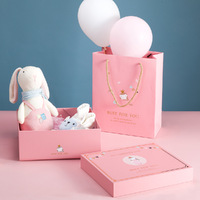 Coffret Cadeau Personnalisable pour Nouveau-né en Gros, Sac Cadeau Pliable en Papier avec Laminage Mat, Gaufrage et Revêtement UV