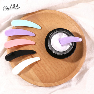ช้อนครีมรูปพระจันทร์เสี้ยวยี่ห้อ Yizhilian อุปกรณ์ทาเครื่องสำอางขนาดเล็กสำหรับทาครีมบำรุงรอบดวงตาและมาส์ก คละสี - Product Image 1