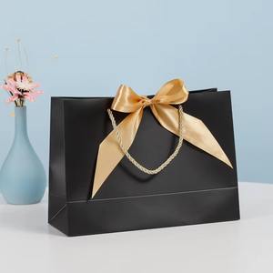 Sacs-cadeaux de mode en papier de luxe, élégants et durables, personnalisés avec logos personnalisés pour le shopping - Product Image 5