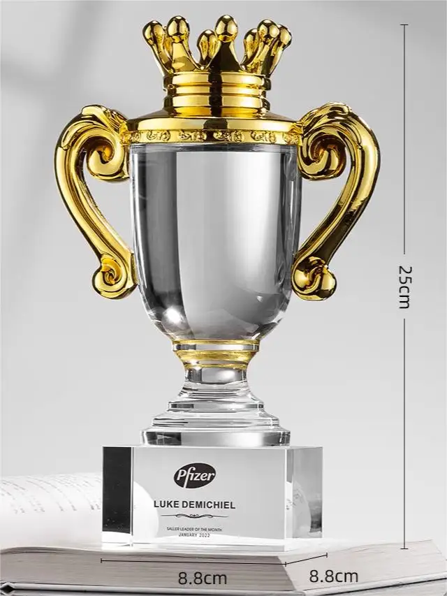 Trofeo de cristal de diseño elegante personalizado al por mayor, Trofeo artesanal de placa de recuerdo de cristal en blanco con asas y Base de metal