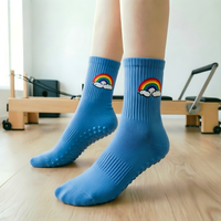 Chaussettes de Pilates personnalisées en tricot bleu avec broderie nuage, chaussettes antidérapantes pour jeunes, chaussettes de yoga pour femmes