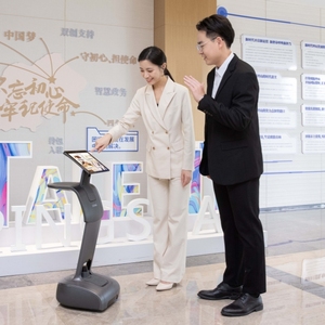 Robot Commerciale AI V3 per Servizio Mobile di Accoglienza in Hotel con Telepresenza Contactless e Concierge Intelligente - Product Image 1