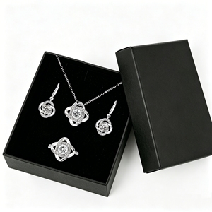 Set di Gioielli in Moissanite Placcato Argento 3 Pezzi, Collana con Ciondolo a Quadrifoglio, Orecchini e Anello, Regalo Nuziale per Donne - Product Image 3