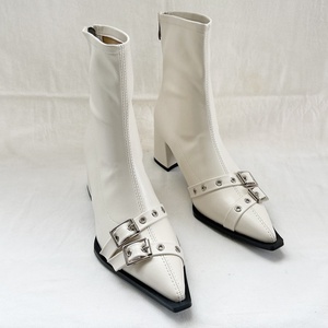 Nouvelles Bottes Courtes Pointues à Boucle Métallique et Semelle Plate Automne Hiver 2025 – Bottes Fines Tendance pour Femme - Product Image 3