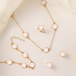 Conjunto de joyería de trébol para mujeres y niños Collar de trébol de 5 hojas Pulsera Rosa Anillo Pendientes Collar Conjuntos de joyería al por mayor - Product Image 1