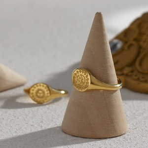 Anillo AOFEI Minimalista Vintage Chapado en Oro PVD <span class=keywords><strong>de</strong></span> 18K con Grabado <span class=keywords><strong>de</strong></span> Estrella, Luna y Sol, Anillo <span class=keywords><strong>de</strong></span> Sello Celestial, Anillo Moderno para <span class=keywords><strong>Mujer</strong></span> <span class=keywords><strong>de</strong></span> Acero Inoxidable - Product Image 3