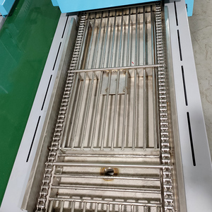 Machine automatique de thermoformage du plastique Séchage au four Pantoufle Sandale Tunnel de convoyeur Etiquette PVC Autocollant Chaussure Supérieure Machine Plastique - Product Image 3