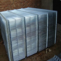 Grillage soudé en fil d'acier galvanisé Panneaux de clôture de jardin en forme de trou carré de 4x8 pieds pour bâtiments Cages Service de coupe personnalisé