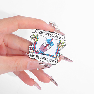 دبابيس معدنية مطلية بالمينا على شكل كوب قهوة مثلج بتصميم أوروبي أمريكي بسعر المصنع، شارات معدنية سوداء للملابس - Product Image 2