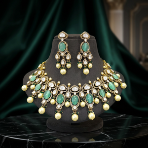 Elegante Conjunto de Joyería Nupcial Chapado en Oro con Perlas de Esmeralda de Corte Ovalado y Aretes de Perlas de Corte Pera con Engaste de Bisel - Product Image 3