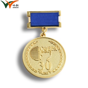 Medalla de Metal Dorada con Relieve y Amuleto, Diseño Personalizado para Recuerdo - Product Image 3