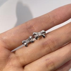 ต่างหูแบบติดหูทรงโบว์ประดับเพชรคิวบิกเซอร์โคเนียสีขาวทรงกลม ดีไซน์เรียบหรู คลาสสิก ชุบทองเหลือง สำหรับผู้หญิง จากเทียนหยู เจ็มส์ - Product Image 1