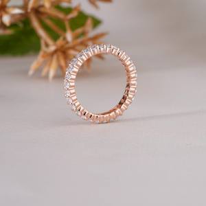 แหวนแต่งงานทรงวงรีประดับมอยส์ซาไนต์ทองคำโรสโกลด์ 14K ดีไซน์คลาสสิก ประกายระยิบระยับ เหมาะเป็นของขวัญวันครบรอบสำหรับผู้หญิง - Product Image 3