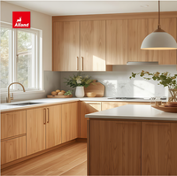 Armoire de cuisine AllandCabinet en placage de chêne, style moderne et chaleureux, avec panneaux plats et étagères ouvertes pour le rangement