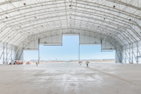 Hangar préfabriqué en acier GloStar pour le stockage d'avions avec panneaux sandwich isolés pour les grands projets aéroportuaires