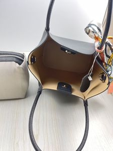 Bolso de Mano y Bandolera de Cuero Negro, Venta Directa de Fábrica 2023 - Product Image 5