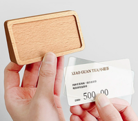 Support de Présentation de Prix en Bois Massif Personnalisé, Porte-Cartes de Table Vertical, Panneau Publicitaire de Bureau Haut de Gamme en Noyer Couleur Naturelle