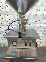 Vente directe usine – Machine verticale semi-automatique à piston simple tête pour liquides (crème, miel, shampoing, eau) avec trémie (5-1000 ml)