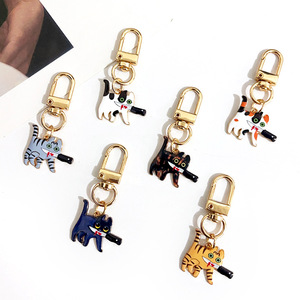 Bán buôn dao cầm sát thủ mèo tag Keychain hợp thời trang và mát mẻ cá tính phim hoạt hình hợp kim dầu nhỏ giọt Mặt dây chuyền nhỏ - Product Image 4