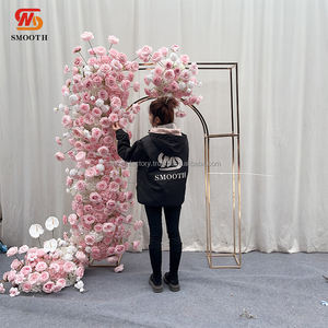 Élégant chemin de fleurs rose rose fait à la main avec un tissu doux technique lisse pour la décoration de la Saint-Valentin pour la fête d'anniversaire de mariage - Product Image 2