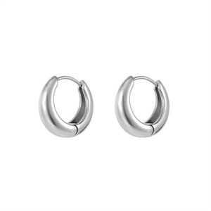 ต่างหูห่วงสแตนเลสสตีลแบบมินิมอล ชุบทอง 18k สำหรับผู้หญิง - Product Image 2