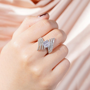 Anello Offset a Forma di Ala d'Angelo per Donne, Gioiello da Dito di Lusso e alla Moda - Product Image 2