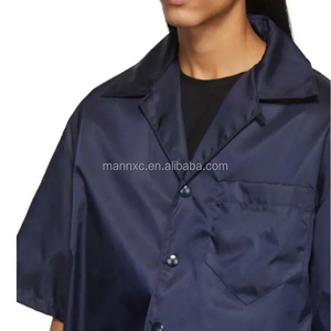 <span class=keywords><strong>Chemise</strong></span> en <span class=keywords><strong>satin</strong></span> bleu marine personnalisée pour hommes, boutonnée à la mode avec poche poitrine en nylon 100% à manches courtes et motif imprimé - Product Image 4