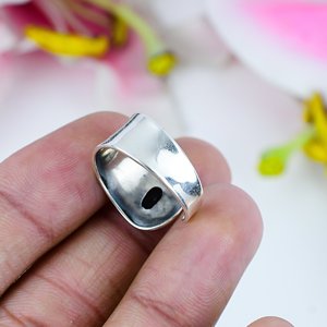 แหวนเงินประดับพลอยไอโอไลต์ธรรมชาติ |   แหวนวงกว้างทำมือ |   เครื่องประดับขัดเงาคุณภาพสูงสำหรับผู้ชายและผู้หญิง - Product Image 3