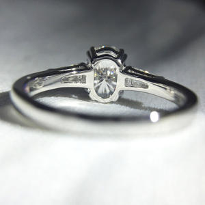 Anello con Diamante Taglio Ovale F1117, Pietre Naturali Baguette Laterali, Gioiello Classico da Donna per Fidanzamento - Product Image 4