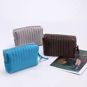Bolsa de Maquillaje de Terciopelo Acolchado Impermeable con Cierre Personalizado y Logotipo Impreso de Alta Calidad - Product Image 3