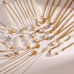 Collana con Perle in Acciaio Inossidabile Placcato Oro 18k con Ciondolo Geometrico a Catena per Regalo - Product Image 4