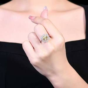 Bague en saphir jaune naturel non chauffé de 2,54 carats, origine Madagascar, or massif 18 carats serti de 24 diamants blancs brillants - Product Image 4