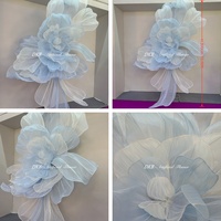 Grande fleur géante en tissu organza bleu, fleur suspendue faite à la main pour la décoration de toile de fond de mariage