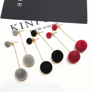Gioielli GT simpatici <span class=keywords><strong>orecchini</strong></span> <span class=keywords><strong>pendenti</strong></span> a forma di palla con doppio pelo in pelliccia sintetica rosso nero lungo con pendente orecchino da donna - Product Image 4