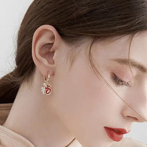 Pendientes con caracteres chinos rellenos de oro con diamantes redondos de talla brillante engastados en bisel para mujer, joyería de regalo de estilo clásico - Product Image 5