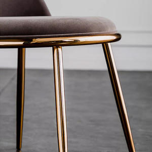 Chaise ronde rembourrée en velours gris avec structure dorée pour salle à manger - Product Image 2