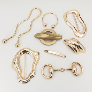 Anello Decorativo Regolabile di Grandi Dimensioni con Elementi Marini e Fibbia in Metallo - Product Image 2