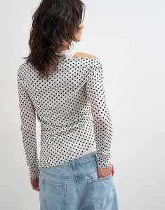 T-shirt Femme Manches Longues en Coton Doux à Col Bateau Imprimé Pois Noirs et Blancs Coupe Ajustée – Vente en Gros Promotionnelle - Product Image 2