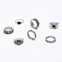Ensemble de 7 bagues style vintage sombre, bagues empilables en alliage en forme de cœur creux et de pique A pour hommes et femmes, bijoux de mode en gros