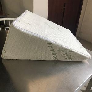 Coussin d'<span class=keywords><strong>oreiller</strong></span> triangulaire en mousse à mémoire de forme haute densité sac de combinaison de coupe d'éponge de lit à angle moderne emballé pour l'exportation <span class=keywords><strong>Amazon</strong></span> - Product Image 4