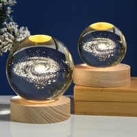 Lampe de nuit en cristal avec motif univers 3D gravé au laser, 6 cm, lumière LED, base en bois, alimentation USB, salon, intensité réglable