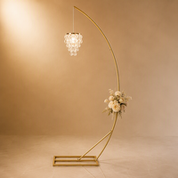 Nouveau style de décoration de scène de mariage en plein air, style romantique de jardin, avec support de lustre en cristal et décorations en fer forgé