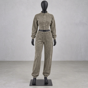 Conjunto de dos piezas de ropa urbana de invierno para mujer, transpirable, con lavado ácido, top corto con cuello alto y pantalones jogger con botones de manga larga - Product Image 1