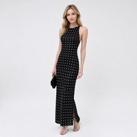 La robe, avec une taille naturelle et un tissu à pois, convient aux femmes à porter en été. MOQ faible : 50 pièces.