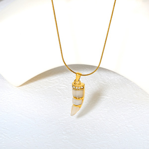 Collar con colgante de moda con incrustaciones de turquesa y marfil en forma de animal en tono dorado para mujer, regalo de joyería - Product Image 3