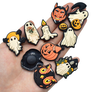 Nouvelle série amusante d'Halloween : Boucles de chaussures et accessoires floraux en PVC souple avec décorations fantômes et citrouilles - Product Image 4