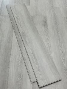 Suelo Vinílico SPC Gris Roble con Relieve Ligero de Alta Calidad, Diseño Moderno para Interiores, Resistente al Agua, Diseño Gráfico - Product Image 2